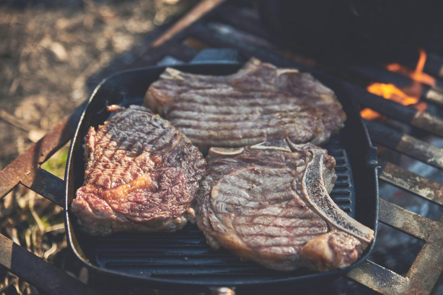 Сезонні продукти та кулінарні інструменти на кухні